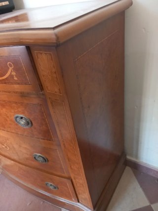 Cómoda de madera con marquetería