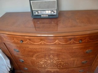 Cómoda de madera con marquetería