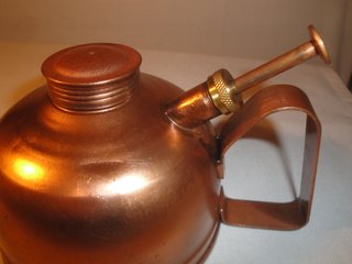Aceitera antigua de bronce de taller o industrial