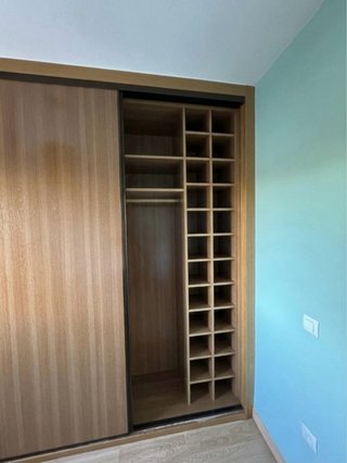 Armadio in rovere con ante scorrevoli