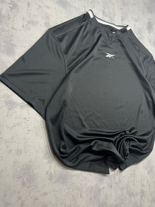 Camiseta Reebok Negra V-Neck