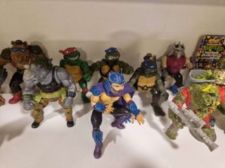 23 Muñecos Tortugas Ninja y 2 Vehículos