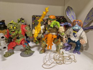 23 Muñecos Tortugas Ninja y 2 Vehículos