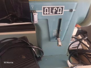 Máquina de coser Alfa antigua