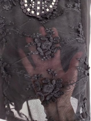 Top nero chic con ricamo a rilievo e strass