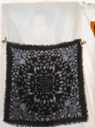Lenço antigo floral preto e cinza