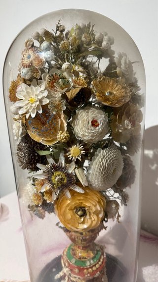 Antico paralume con fiori e conchiglie
