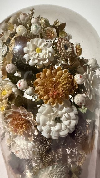 Antico paralume con fiori e conchiglie