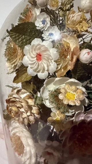 Antico paralume con fiori e conchiglie