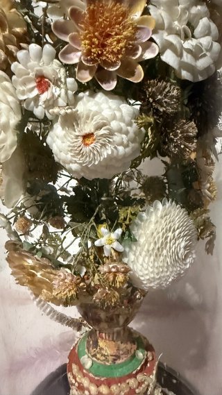 Antico paralume con fiori e conchiglie