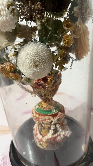 Antico paralume con fiori e conchiglie