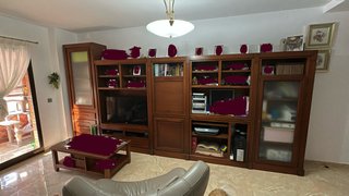 Mueble de salón grande de madera.