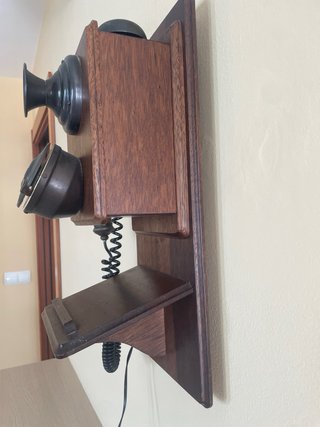 Teléfono antiguo de pared madera
