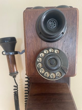Teléfono antiguo de pared madera