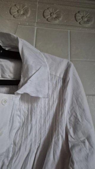 Camicia bianca con una macchia