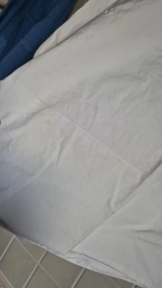 Camicia bianca con una macchia