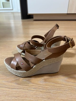 Sandalias cuña piel marrón