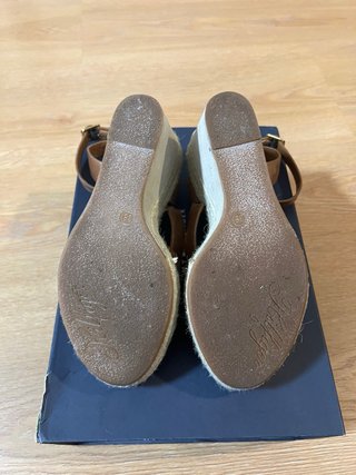 Sandalias cuña piel marrón