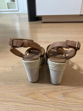 Sandalias cuña piel marrón