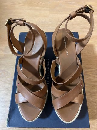 Sandalias cuña piel marrón