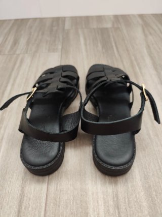 Sandalias negras romanas de cuero