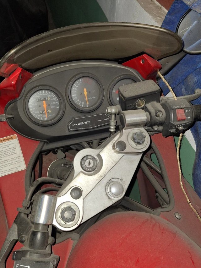 Suzuki 600 GSX Roja y Gris