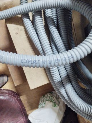 Tubo flexible gris