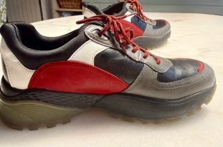 Zapatillas deportivas montaña negras grises rojas
