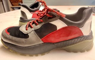Zapatillas deportivas montaña negras grises rojas