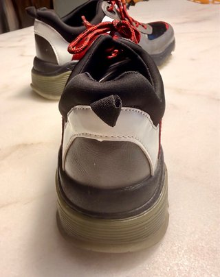 Zapatillas deportivas montaña negras grises rojas