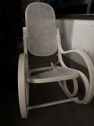 Mecedora blanca de ratán y madera