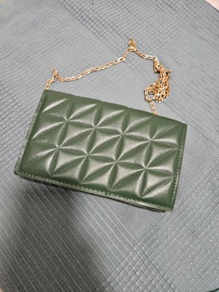 Bolso de mano verde acolchado