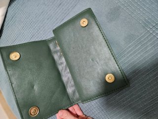 Bolso de mano verde acolchado