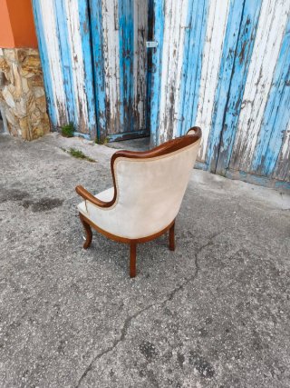 Butaca antigua tapizada beige y madera