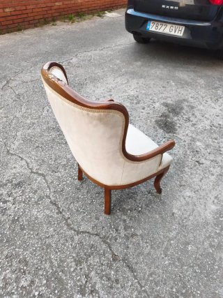 Butaca antigua tapizada beige y madera