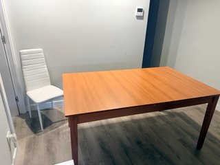Mesa comedor y 4 sillas blancas