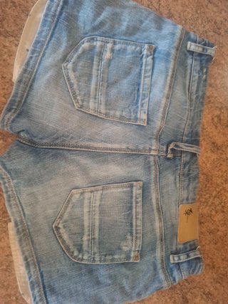 Shorts vaqueros desgastados con estrellas