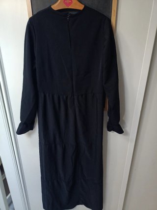 Vestido negro largo con volantes