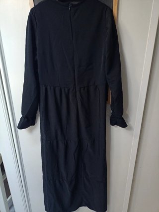 Vestido negro largo con volantes
