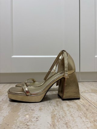 Sandalias doradas tacón ancho plataforma