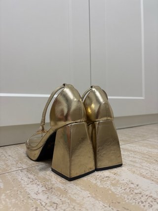 Sandalias doradas tacón ancho plataforma