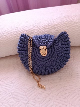 Bolso artesanal azul con cadena dorada