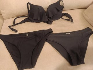 Bikini negro con volantes