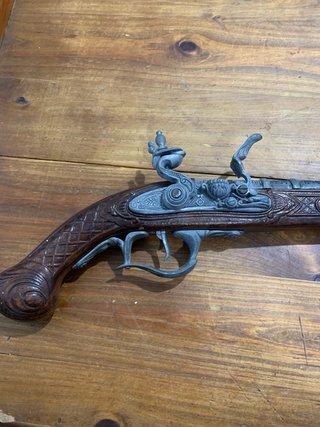 Pistola antigua decorativa