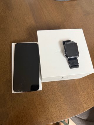iPhone 14 Pro Max y Apple Watch series 2