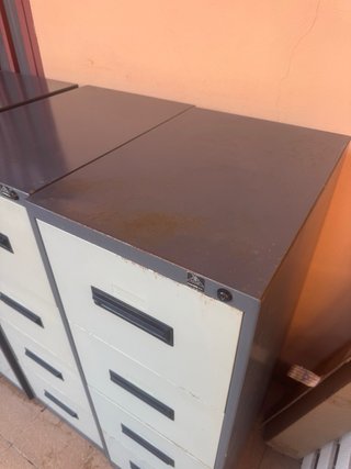 3 Archivadores metálicos de oficina con carpetas