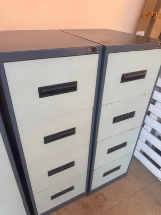 3 Archivadores metálicos de oficina con carpetas