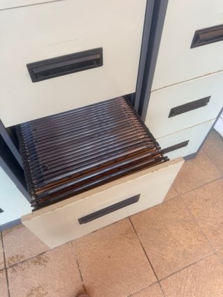 3 Archivadores metálicos de oficina con carpetas