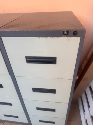 3 Archivadores metálicos de oficina con carpetas