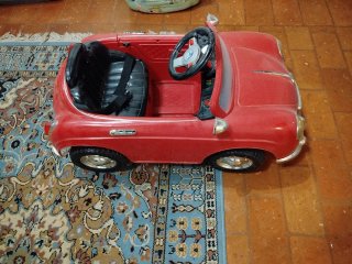 Macchina elettrica per bambini rossa
